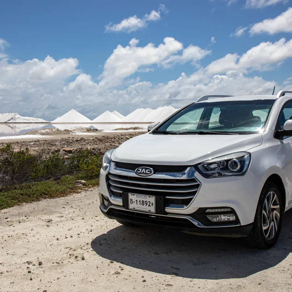 SUV bij de zoutpannen op Bonaire